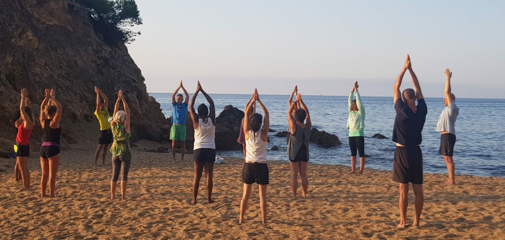 Cours de yoga en plein air bord de plage