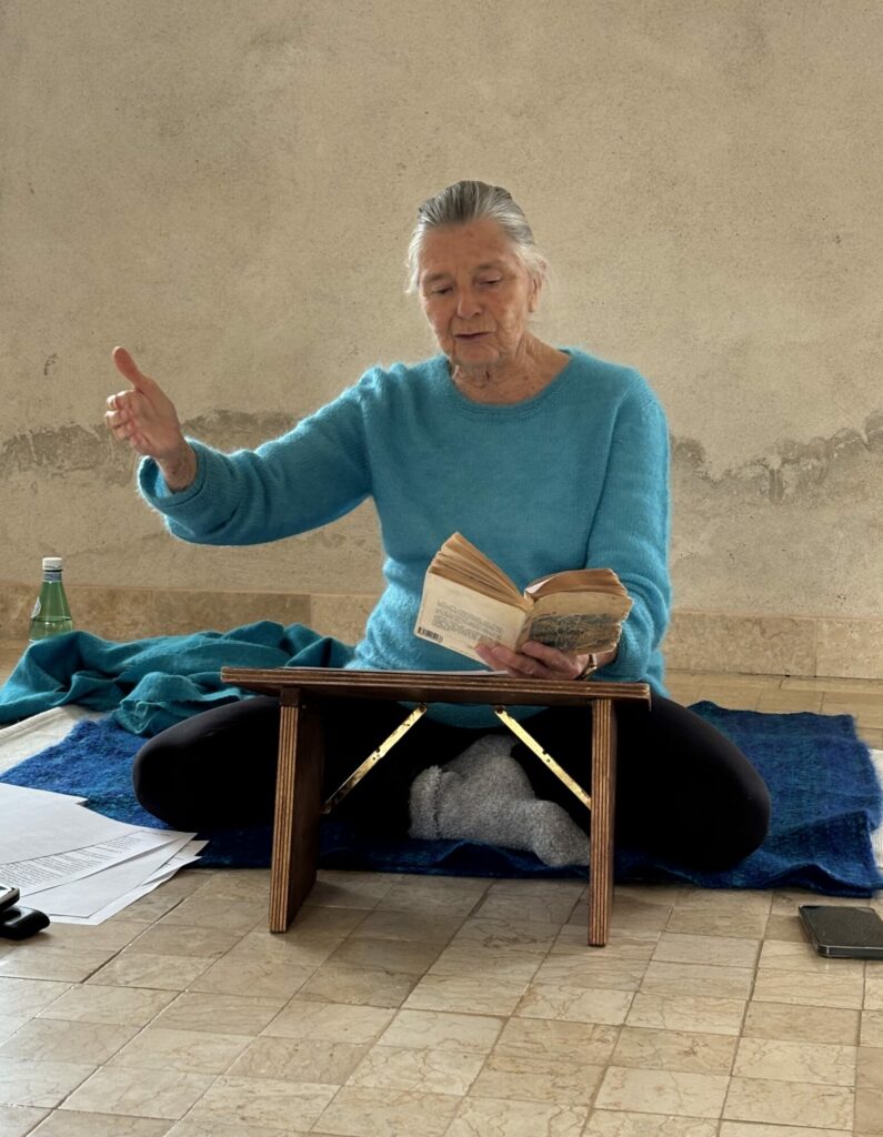 Françoise Mazet donnant une conférence sur les yogas sutras